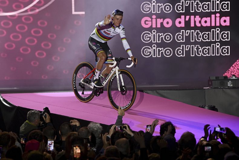 Remco Evenepoel durante la presentación de su equipo en la Piazza Salotto antes del Giro de Italia el jueves 4 de mayo del 2023. (Fabio Ferrari/LaPresse via AP)