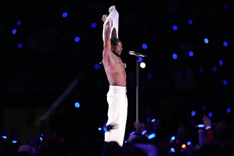 Usher, izquierda, y Alicia Keys durante su presentación en el espectáculo de medio tiempo del Super Bowl 58 de la NFL entre los 49ers de San Francisco y los Chiefs de Kansas City el domingo 11 de febrero de 2024 en Las Vegas. (Foto AP/Eric Gay)