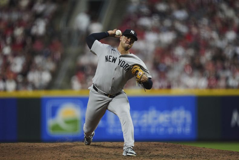 ARCHIVO - Foto del 24 de junio del 2025,el pitcher de los Yankees de Nueva York Fernando Cruz lanza ante los Rojos de Cincinnati. (AP Foto/Joshua A. Bickel, Archivo)