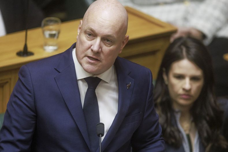 El primer ministro de Nueva Zelanda, Christopher Luxon, hace una disculpa formal y sin reservas en el Parlamento por el abuso, torturas y negligencia generalizados de cientos de miles de niños y adultos vulnerables bajo tutela del estado en Wellington, Nueva Zelanda, el martes 12 de noviembre de 2024. (Robert Kitchin/Stuff via AP)