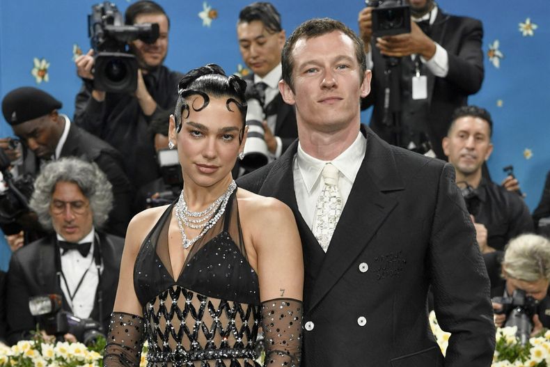 ARCHIVO - Dua Lipa, a la izquierda, y Callum Turner asisten a la gala benéfica del Instituto del Vestido del Museo Metropolitano de Arte el 5 de mayo de 2025, en Nueva York. (Foto Evan Agostini/Invision/AP, archivo)