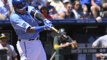 Salvador Pérez, de los Reales de Kansas City, pega jonrón ante los Atléticos de Oakland, el domingo 7 de mayo de 2023, en Kansas City, Missouri. (AP Foto/Reed Hoffmann)