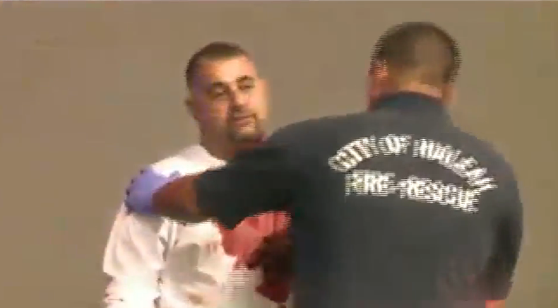 La policía de Hialeah está buscando a un hombre que hirió a otro anoche en una concurrida estación de gasolina de Ockeechobee Road.