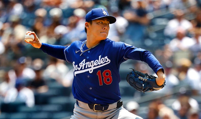 El lanzador de los Dodgers de Los Ángeles, Yoshinobu Yamamoto, lanza durante la primera entrada del primer juego de una doble cartelera de béisbol contra los Yankees de Nueva York, el domingo 19 de julio de 2026, en Nueva York. (Foto AP/Noah K. Murray)