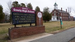 La escuela secundaria Greely, que se convirtió en el centro de atención nacional después de que un legislador estatal publicó sobre un estudiante-atleta transgénero, se ve el martes 8 de abril de 2025 en Cumberland, Maine. (AP Foto/Robert F. Bukaty)