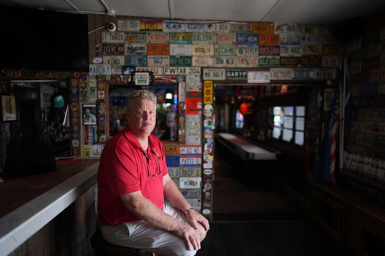 Bobby Kuchinsky, gerente general de Half Shell Raw Bar, posa para una foto en su restaurante, el sábado 25 de julio de 2026, en Key West, Florida. (AP Foto/Rebecca Blackwell)