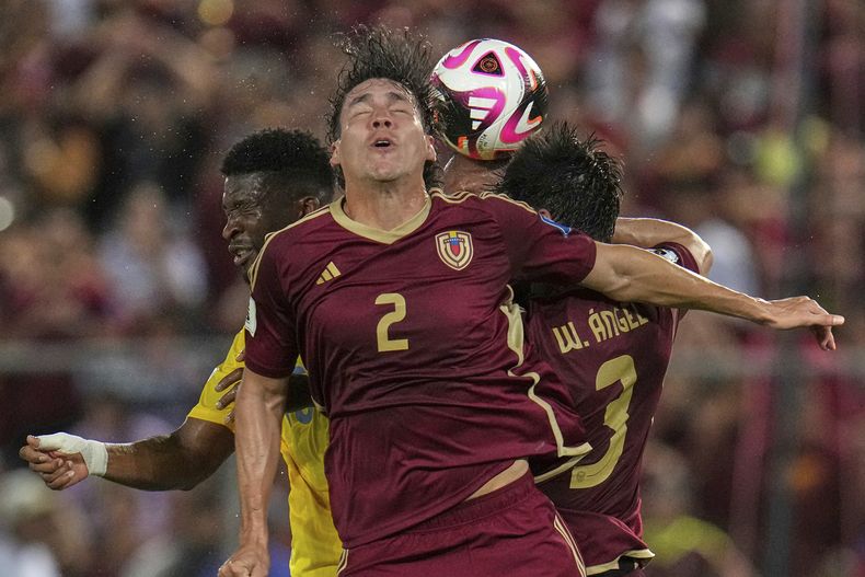 El venezolano Nahuel Ferraresi cabecea el balón durante un partido de clasificación para el Mundial 2026 contra Colombia en Maturín, Venezuela, el martes 9 de septiembre de 2025. (AP Foto/Ariana Cubillos)
