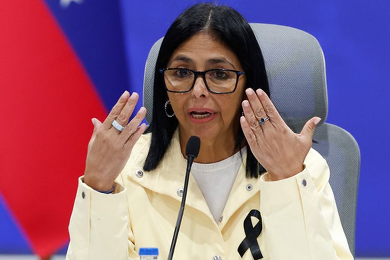 ARCHIVO - La presidenta encargada de Venezuela, Delcy Rodríguez, habla durante una conferencia de prensa el 2 de julio de 2026, en Caracas, Venezuela. (AP Foto/Pedro Mattey, archivo)