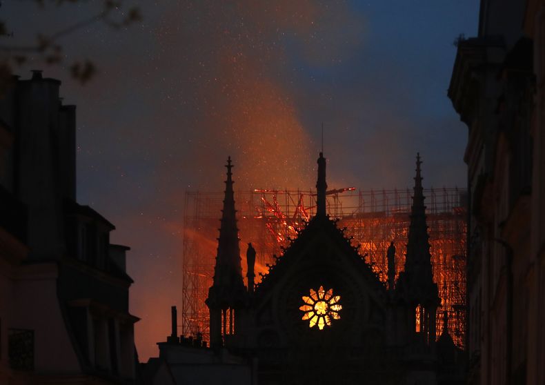 EUR-GEN_NOTRE_DAME-INCENDIO-1.jpg