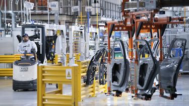 ARCHIVO - Un trabajador maneja una máquina en la planta de BMW Spartanburg en Greer, Carolina del Sur, el 19 de octubre de 2022. (AP Foto/Sean Rayford, Archivo)