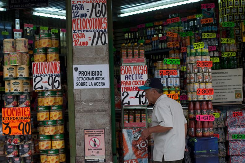 El presidente venezolano Nicolás Maduro anunció este lunes un aumento al salario mínimo de 15%, el tercero del año y que busca enfrentar la inflación superior a 60% a tasa anual, una de las mayores en el mundo, que registra la nación sudamericana