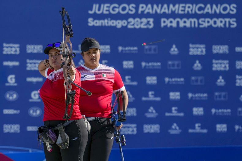 La mexicana Dafne Quintero compite en la prueba de arco compuesto por equipos ante El Salvador en los Juegos Panamericanos en Santiago, Chile, el sábado 4 de noviembre de 2023. (AP Foto/Esteban Félix)