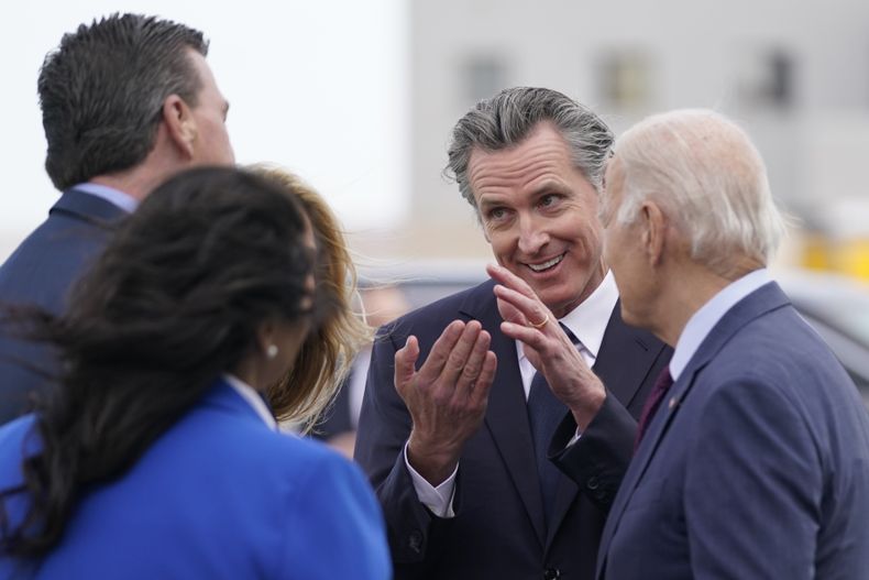 El presidente Joe Biden con el gobernador de California Gavin Newsom, la alcaldesa de San Francisco London Breed y el representante demócrata Kevin Mullin, en San Francisco el 14 de noviembre de 2023. (AP Foto/Evan Vucci)