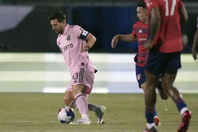 Lionel Messi del Inter Miami regatea con el balón ante Alan Velasco de FC Dallas en la Leagues Cup, el domingo 6 de agosto de 2023, en Frisco, Texas. (AP Foto/LM Otero)