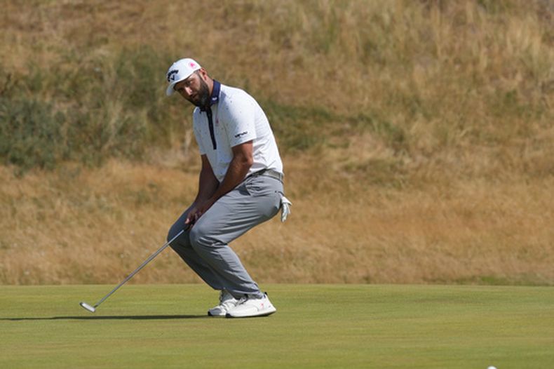 Jon Rahm de España reacciona tras realizar un putt en el green del hoyo 6 durante el primer día del Campeonato Abierto Británico de Golf (British Open) en el club de golf Royal Birkdale, en Southport, Inglaterra, el jueves 16 de julio de 2026. (Foto AP/Jon Super)
