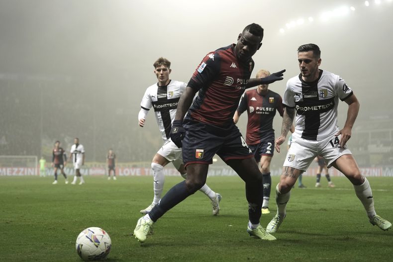 Mario Balotelli (primer plano) de Genoa pugna por el balón en el partido contra Parma en la Serie A de Italia, el lunes 4 de noviembre de 2024. (Massimo Paolone/LaPresse vía AP)
