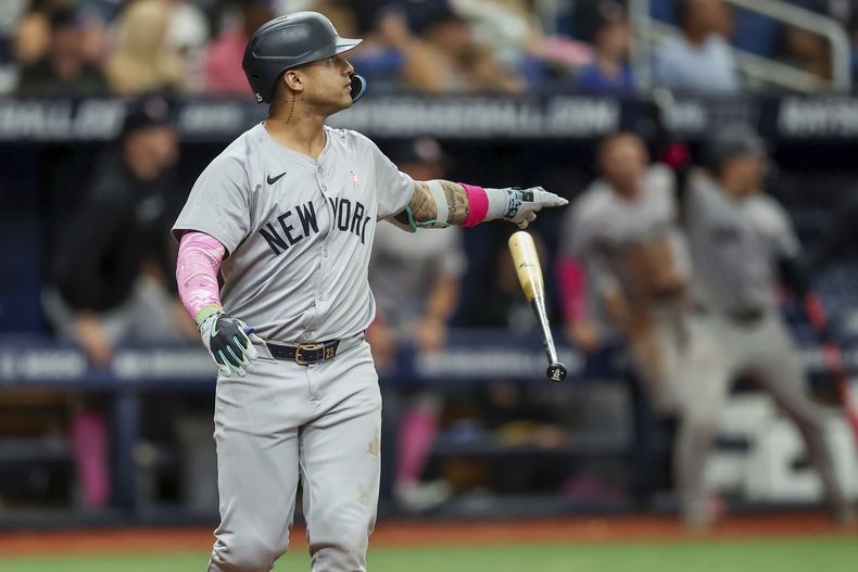 Gleyber Torres, de los Yankees de Nueva York, observa su cuadrangular de tres carreras en contra de los Rays de Tampa Bay durante la octava entrada del juego de béisbol, el domingo 12 de mayo de 2024, en San Petersburgo, Florida. (AP Foto/Mike Carlson)