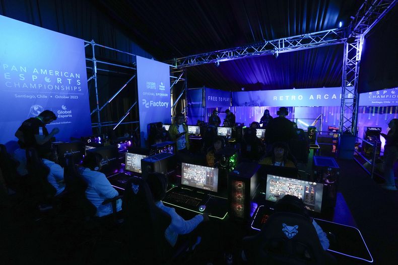 Jugadores de Argentina y Colombia compiten en los esports de los Juegos Panamericanos en Santiago, el jueves 2 de noviembre de 2023 (AP Foto/Matías Delacroix)