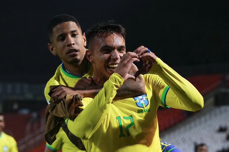 Giovane de Brasil, al frente, celebra junto a su compañero Matheus Martins tras anotar el cuarto gol de su equipo ante República Dominicana durante un partido del Grupo D del Mundial Sub20 en el estadio Malvinas Argentinas de Mendoza, Argentina, miércoles 24 de mayo, 2023. (AP Foto/Natacha Pisarenko)