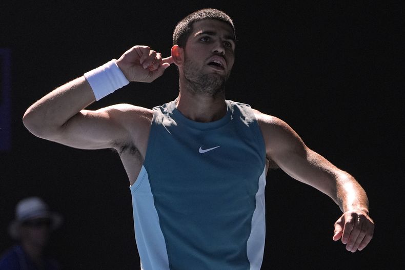 Carlos Alcaraz, de España, reacciona después de ganar un punto frente a Nuno Borges, de Portugal, durante su partido de tenis del Abierto de Australia, en Melbourne, Australia, el viernes 17 de enero de 2025. (AP Foto/Asanka Brendon Ratnayake)