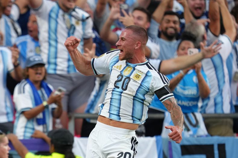 Alexis Mac Allister celebra tras anotar un gol para Argentina en el partido contra Suiza en los cuartos de final del Mundial, el sábado 11 de julio de 2026, en Kansas City, Missouri. (AP Foto/Ed Zurga)