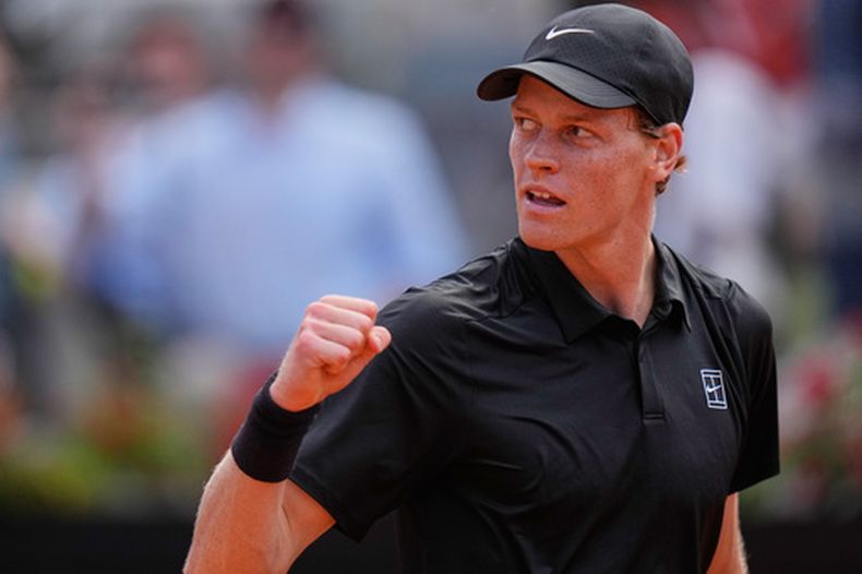 El italiano Jannik Sinner celebra tras vencer a su compatriota Andrea Pellegrino en el Abierto de Italia el martes 12 de mayo del 2026. (AP Foto/Alessandra Tarantino)