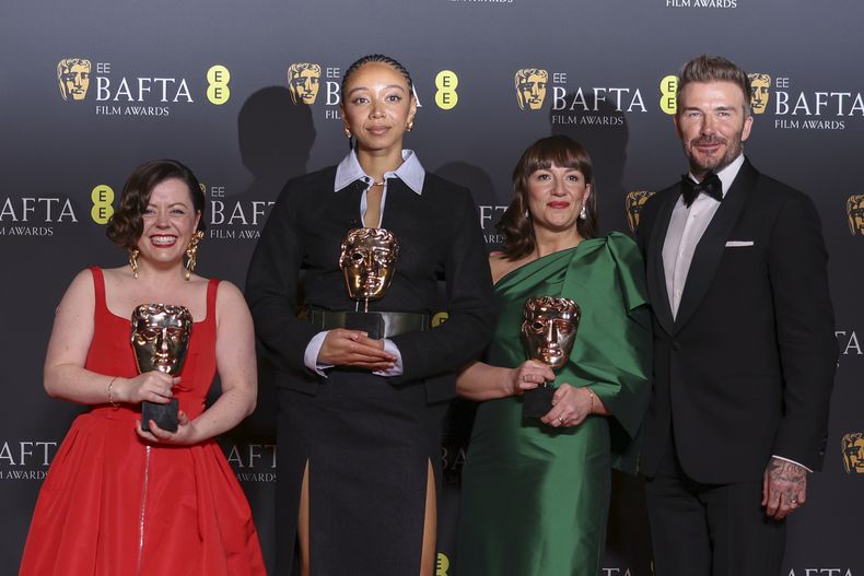 La productora Medb Riordan, de izquierda a derecha, la directora Savanah Leaf y la productora Shirley OConnor, ganadoras del premio a debut destacado de un guionista, director o productor británico por Earth Mama posan junto a David Beckham, en la 77a entrega de los Premios de la Academia Británica de Cine (BAFTA) en Londres el domingo 18 de febrero de 2024. (Foto Vianney Le Caer/Invision/AP)
