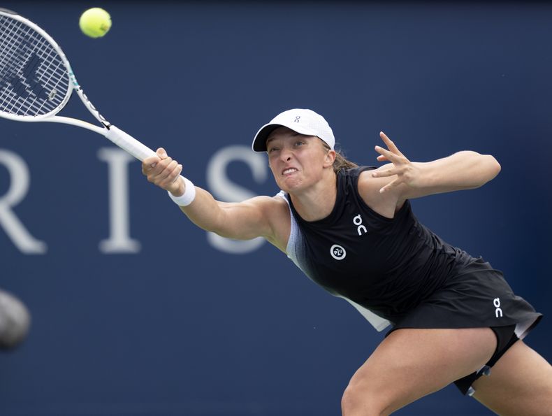 Iga Swiatek intenta devolver ante Jessica Pegula durante las semifinales del Abierto de Montreal, el sábado 12 de agosto de 2023. (Christinne Muschi/The Canadian Press vía AP)