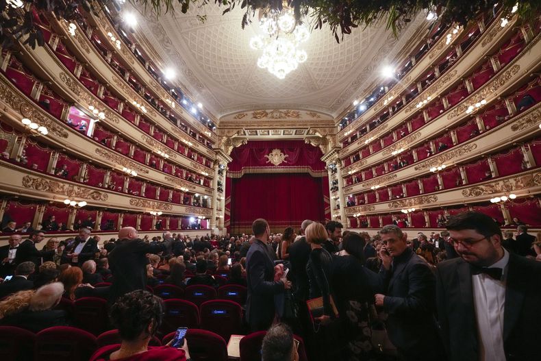 El público llega a la función inaugural de temporada en el teatro La Scala de Don Carlo de Giuseppe Verdi en Italia el jueves 7 de diciembre de 2023. El reconocimiento de la ópera lírica italiana como Patrimonio Cultural Inmaterial de la Humanidad será exaltado el jueves con el estreno de “Don Carlo”. (Foto AP/Luca Bruno)