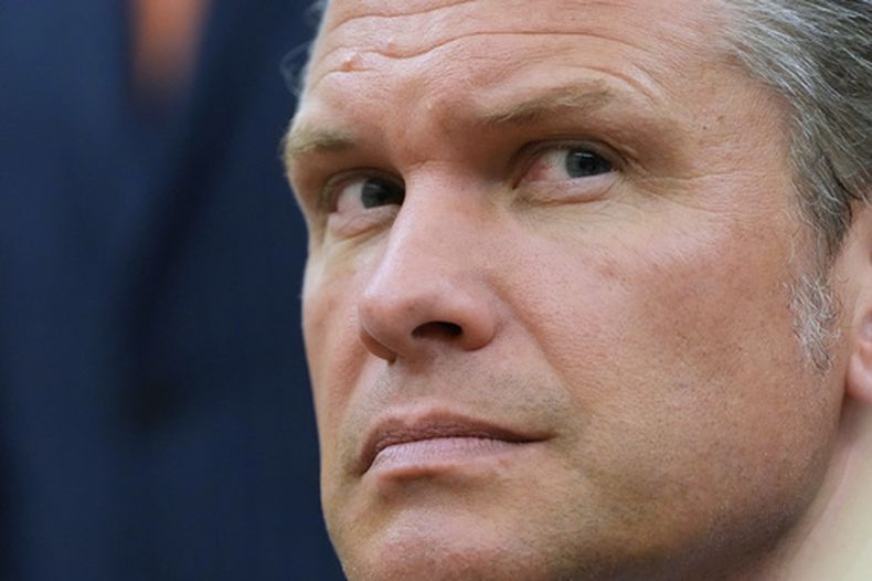 El secretario de Defensa, Pete Hegseth, escucha mientras el presidente Donald Trump se reúne con el primer ministro de Irak, Ali al-Zaidi, en el Despacho Oval de la Casa Blanca, el martes 14 de julio de 2026, en Washington. (Foto AP/Julia Demaree Nikhinson)