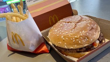 Esta fotografía muestra una hamburguesa cuarto de libra de McDonalds y papas fritas, el miércoles 23 de octubre de 2024, en Times Square, Nueva York. (AP Foto/Richard Drew)