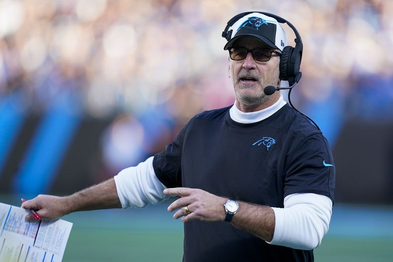El entrenador en jefe de los Panthers de Carolina Frank Reich durante el partido contra los Cowboys de Dallas, el domingo 19 de noviembre de 2023, en Charlotte. Los Panthers anunciaron el despido de Reich, el lunes 27 de noviembre. (AP Foto/Erik Verduzco)