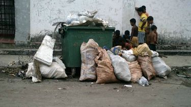 americateve | Barrios como Cojímar pasan un mes sin que se vacíen los contenedores de basura.