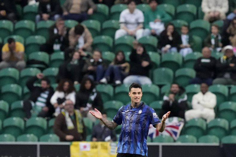 Gianluca Scamacca celebra tras anotar el gol de Atalanta en el empate 1-1 contra Sporting Lisboa en la Liga Europa, el miércoles 6 de marzo de 2024, en Lisboa. (AP Foto/Armando Franca)