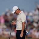El norirlandés Rory McIlroy observa su palo en el hoyo 9 de la primera ronda del Abierto Británico en Royal Birkdale el jueves 16 de julio del 2026. (AP Foto/David Goldman)