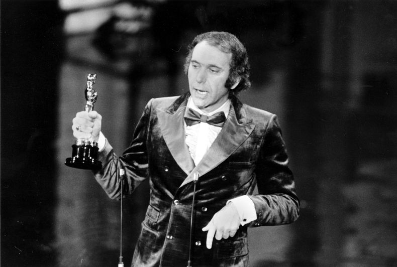 ARCHIVO - El productor Albert S. Ruddy recibe el Oscar a mejor película por The Godfather en la 45a edición anual de los Premios de la Academia en Los Angeles, California el 27 de marzo de 1973. El productor y guionista nacido en Canadá, ganador de premios Oscar por The Godfather (El padrino) y Million Dollar Baby, falleció el sábado 25 de mayo de 2024 a los 94 años. (Foto AP, archivo)