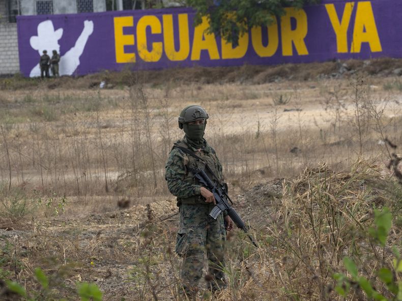 Un soldado hace guardia al inicio de una operación de seguridad de la policía y el ejército en Durán, una ciudad ubicada frente a Guayaquil, Ecuador, el 29 de septiembre de 2023. Ecuador Ya es el lema de campaña del aspirante a la presidencia Naboa, antes del balotaje del 15 de octubre. (AP Foto/Rodrigo Abd)