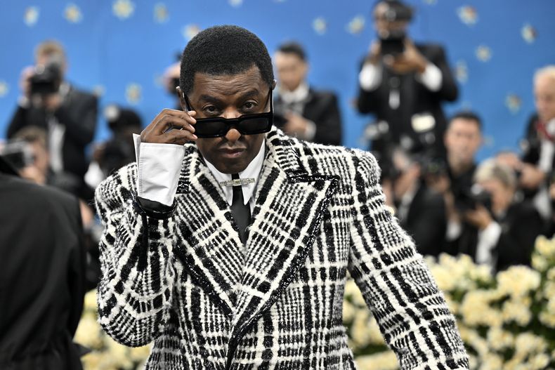 Babyface asiste a la gala benéfica del Instituto del Vestido del Museo Metropolitano de Arte que celebra la inauguración de la exposición Superfine: Tailoring Black Style el lunes 5 de mayo de 2025, en Nueva York. (Foto Evan Agostini/Invision/AP)