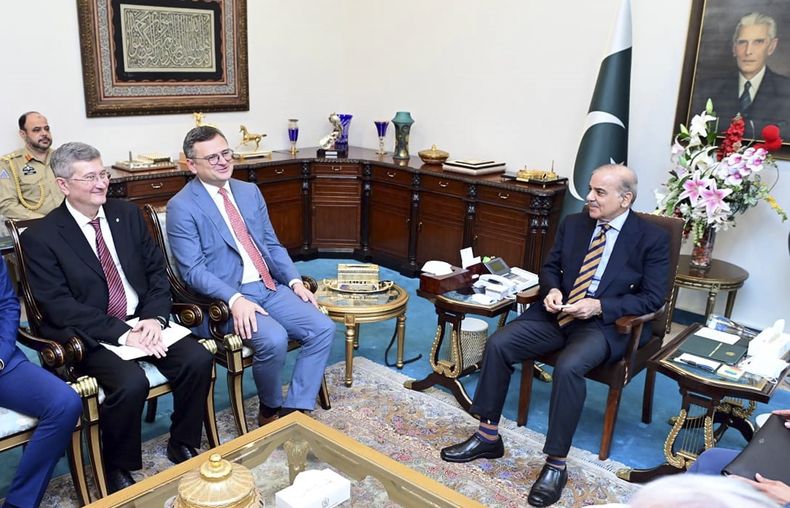 En esta fotografía publicada por la oficina del primer ministro de Pakistán, el primer ministro paquistaní Shahbaz Sharif (derecha), sostiene una reunión con el ministro de Asuntos Exteriores de Ucrania, Dmytro Kuleba, en Islamabad, Pakistán, el jueves 20 de julio de 2023. (Oficina del primer ministro de Pakistán vía AP)