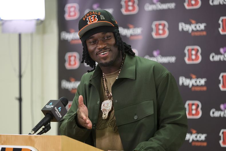 ARCHIVO - Shemar Stewart de Texas A&M, la selección de primera ronda de los Bengals de Cincinnati, 17º en la general, habla con miembros de los medios de comunicación durante una conferencia de prensa de fútbol americano de la NFL en el Paycor Stadium, el 25 de abril de 2025, en Cincinnati, Ohio. (AP Photo/Joe Maiorana, archivo)
