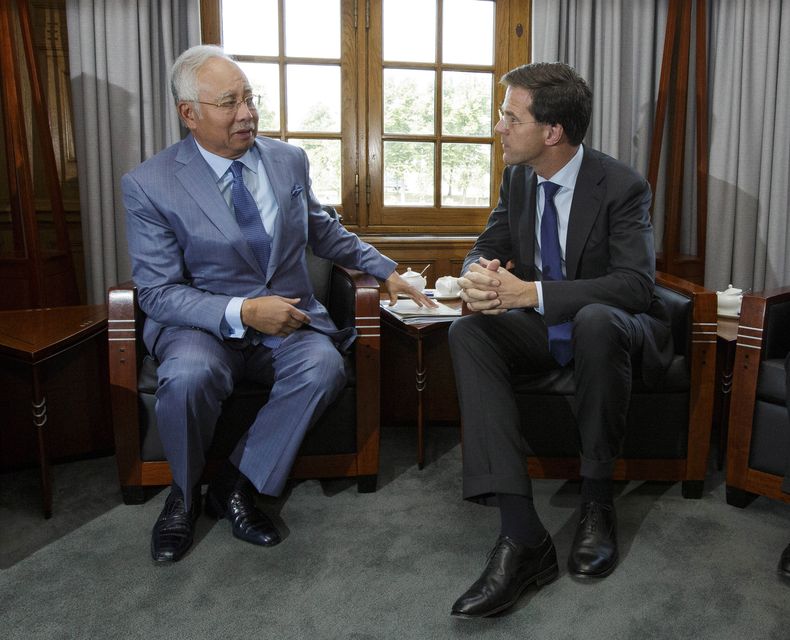 El primer ministro malasio Najib Razik, izquierda, y el primer ministro holand&eacute;s Mark Rutte posan para la foto antes de sus conversaciones en La Haya, Holanda, jueves 31 de julio de 2014. Un equipo internacional de investigadores accedi&oacute; por