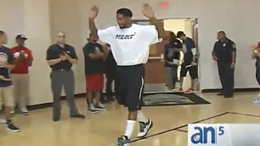 americateve | Miembros del Heat ofrecen clínica de baloncesto a 150 niños en la sede del Comando Sur en Doral.