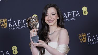 Mikey Madison posa con el premio a la mejor actriz por Anora en la 78a edición de los Premios de la Academia Británica de Cine, BAFTA, en Londres, el domingo 16 de febrero de 2025. (Foto Joel C Ryan/Invision/AP)