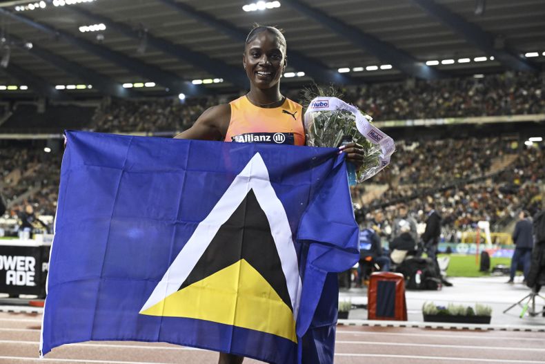 La velocista Julien Alfred, de San Lucia, posa tras ganar los 100 metros en la Liga Diamante en Bruselas el viernes 13 de septiembre del 2024.(AP Foto/Frederic Sierakowski)