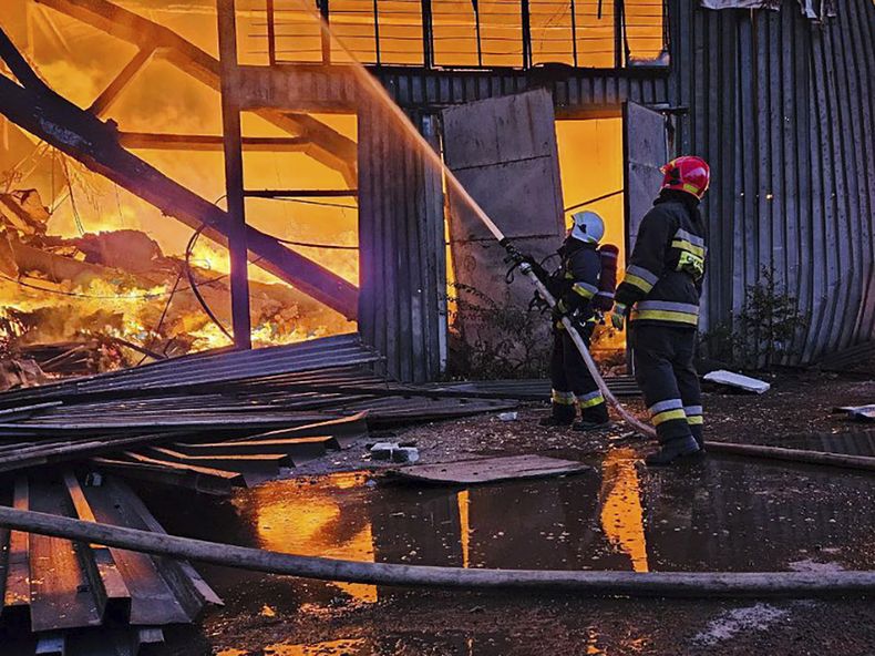 En esta imagen, distribuida por el Servicio de Emergencias de Ucrania, bomberos tratan de sofocar un incendio causado por un ataque ruso, en Leópolis, Ucrania, el 19 de septiembre de 2023. (Servicio de Emergencias de Ucrania vía AP)