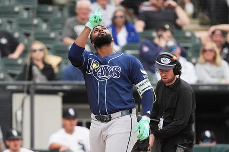 El dominicano Junior Caminero, de los Rays de Tampa Bay, celebra luego de conseguir un jonrón ante los Medias Blancas de Chicago, el jueves 16 de abril de 2026 (AP Foto/Nam Y. Huh)