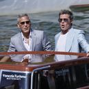 George Clooney, izquierda, y Brad Pitt llegan a una conferencia de prensa sobre la cinta Wolfs durante la 81ra edición del Festival de Cine de Venecia, el domingo 1 de septiembre de 2024, en Venecia, Italia. (Foto de Joel C Ryan/Invision/AP)