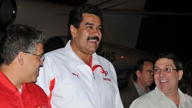 americateve | Cuba, junto a los demás miembros de la Alianza Bolivariana, se reunen hoy en Caracas, para tratar con el gobierno de Maduro las formas de fortalecer el diálogo con la oposición. En la foto (Archivo) Nicolás Maduro (c), es recibido por el canciller cubano,