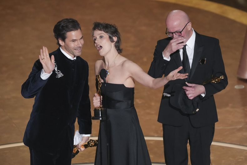 Clement Ducol, de izquierda a derecha, Camille y Jacques Audiard reciben el premio a la mejor canción original por El Mal de Emilia Pérez durante la ceremonia de los Oscar el domingo 2 de marzo de 2025 en el Dolby Theatre de Los Ángeles. (Foto AP/Chris Pizzello)