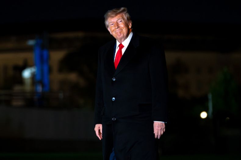 El presidente Donald Trump vuelve a la Casa Blanca después de visitar Clarksville, Tennessee, el sábado 10 de octubre de 2026, en Washington. (AP Foto/Nathan Howard)